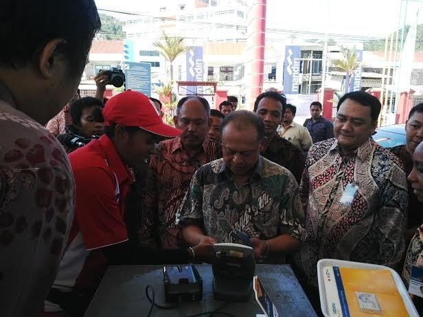 Sekarang di Papua Bisa Isi Bensin Tanpa Uang Tunai