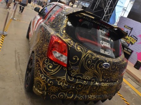 4 Mobil Nyentrik Berbaju Batik