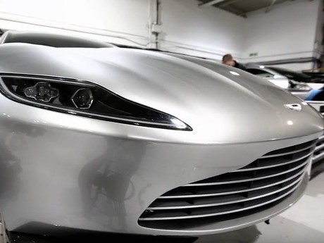 Lompat-lompat, Mobil James Bond Masih Bisa Selamat