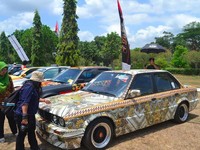 4 Mobil Nyentrik Berbaju Batik