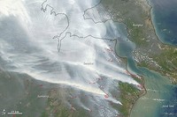 Titik merah memperlihatkan sensor panas di beberapa wilayah panas terkait dengan kebakaran hutan. Reuters/NASA image by Adam Voiland/detikfoto