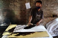 Dusun Sembungan, Desa Gulurejo, Kecamatan Lendah, merupakan sentra usaha batik cap yang sedang berkembang di kabupaten Kulonprogo yang mampu menggerakan perekonomian masyarakat.