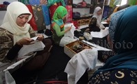 Warga berbondong-bondong belajar membatik di Rumah Batik Palbatu, Jakarta.
