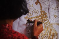 Mereka belajar membatik dari mulai mendesain, mencanting, mewarnai hingga proses penjemuran.