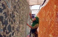 Warga menjemur kain yang telah dibatik.