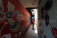 Tidak hanya kain, tembok juga dibatik.