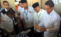     Menag melihat petugas mengeluarkan air zam-zam dari dalam koper jemaah.