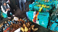 Botol-botol berisi air zam-zam telah dikeluarkan dari dalam koper.