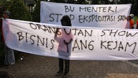 Para pendemo membentangkan spanduk tuntutan. Pool/Lamhot Aritonang/detikFoto.