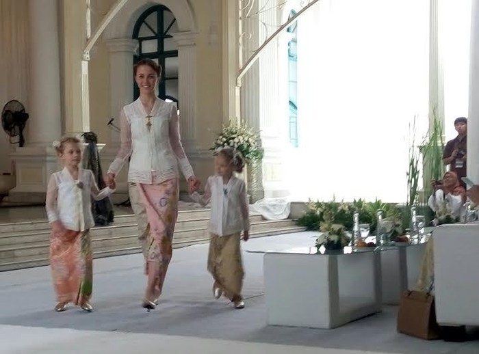 Model Cantik Berbatik di Hari Batik