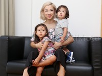     Di tengah kegiatannya, Jennifer tetap mengurus Kiyomi dan Kenji sendiri.