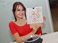 Amanda berpose dengan batik miliknya.