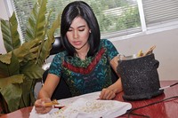 Tanpa butuh waktu lama, ia mulai melukiskan imajinasinya.