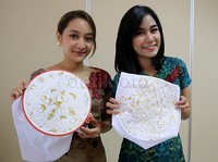 Anisa menamakan hasil batiknya dengan 'Batik Wijen Nusantara' dan Raisa menamakannya dengan 'Batik Cantik.'