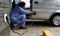     Seorang operator mobil listrik  memperlihatkan cara pengisian energi  ke mobil listrik dengan cara sederhana. Agus Trimukti/Humas PLN/detikFoto.