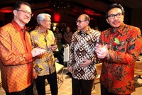 Presiden Direktur CIMB Niaga Tigor M Siahaan berbincang dengan beberapa undangan yang hadir dalam perayaan HUT ke-60 CIMB Niaga.