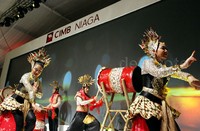 Tarian tradisional memeriahkan HUT ke-60 CIMB Niaga.