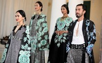     Empat orang model memamerkan batik di hadapan Menteri Perindustrian Saleh Husin dan pengunjung Peringatan Hari Batik Nasional.