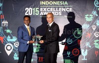     GM Cloud & Business Innovation Digital Services XL, Arkav Juliandri (kanan) menerima penghargaan digital service provider of the year dari Senior Partner & Managing Director Frost & Sullivan, Manoj Menon (kiri).