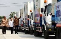 Presiden Jokowi didampingi Direktur Utama Bulog Djarot Kusumayakti dan Menteri BUMN Rini Sumarno meninjau truk yang akan diberangkatkan ke beberapa pasar di kawasan Jabodetabek.