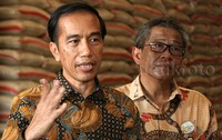 Presiden Jokowi memberikan keterangan pers usai meninjau gudang Bulog.