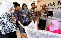 Saleh Husin meninjau batik yang dipamerkan.
