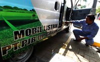 Petugas mengisi baterai mobil. Agus Trimukti/Humas PLN/detikFoto.