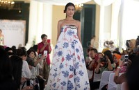     Sejumlah pengunjung mengabadikan batik yang diperagakan model.     
