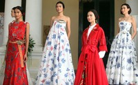 Berbagai macam batik dipamerkan oleh model di Museum Tekstil.