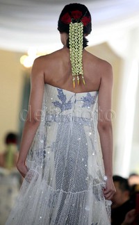 Seorang model batik berlenggak-lenggok di atas catwalk Museum Tekstil.