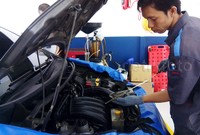 Mekanik tengah merawat mobil di bengkel Bosch yang ada di SPBU Shell Pondok Indah.