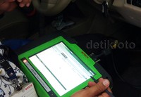 Mekanik menggunakan engine scanner untuk mengetahui kerusakan mobil. Bengkel Bosch Car Service ini melayani perawatan ringan seperti tune up standar, pemeriksaan standar, dan ganti oli. Perawatan sedang juga dilayani di bengkel ini seperti penggantian busi, kampas rem, pedal rem, wiper, dan filter.