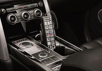 SUV ini dilengkapi dengan transmisi otomatis 8-speed dan mesin V6 34PS dengan kapasitas 3.0-liter bensin supercharged.