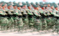 Personel TNI tampak sedang malakukan baris-berbaris dalam gladi bersih tersebut.