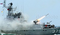 Sebuah meriam juga tampak ditembakan dalam persiapan yang dilakukan di Dermaga Pantai Indah Kiat, Cilegon, Provinsi Banten ini.     