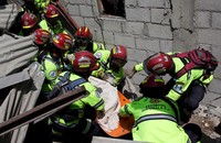 Tim penyelamat bersama personel kepolisian, tentara dan warga setempat menyisir longsoran lumpur dan tanah untuk mencari korban selamat. Josue Decavele/Reuters/detikcom.
