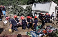 Sekitar 34 orang berhasil diselamatkan dari puing longsor dalam keadaan hidup, sedangkan 25 orang lainnya mengalami luka-luka akibat bencana alam ini. Josue Decavele/Reuters/detikcom.     