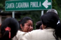 Beberapa keluarga melaporkan menerima pesan singkat dari orang-orang yang mereka yakini terjebak di bawah puing longsor. Josue Decavele/Reuters/detikcom.