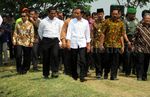 Jokowi Blusukan Lihat Proses Olah Sawah dengan Mikrobia