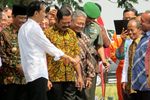 Jokowi Blusukan Lihat Proses Olah Sawah dengan Mikrobia