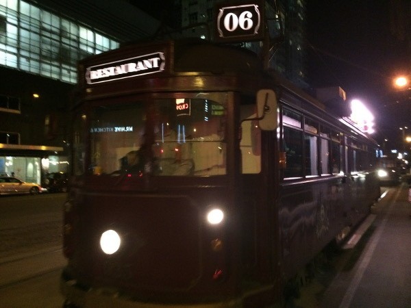 Makan Malam Mewah di Atas Trem Tua Melbourne