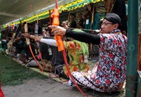 Panahan tradisional atau jemparingan ini para pemanah tidak berdiri namun duduk bersila atau kedua kaki dilipat.