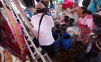 Warga juga membasuh muka mereka dengan air laut.