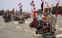 Puluhan perahu tradisional ikut meramaikan Pesta Laut 2015.