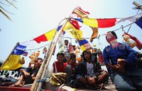 Warga membawa sesajen untuk dilarung di tengah laut.