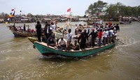 Puluhan perahu melarung sesaji ke tengah laut.