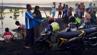 Adanya personel Brimob di lokasi, ikut mengundang perhatian warga hingga berani mendekati lokasi tambang. Sebelumnya, dapat dipastikan warga tidak berani menginjakkan kaki di kawasan itu. Pool/Muhammad Aminudin/detikFoto.