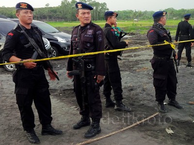 Brimob Sisir Tambang Ilegal di Pantai Watu Pecak