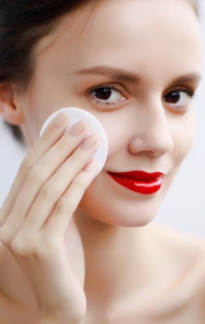 3 Cara Tepat Menghapus Makeup agar Wajah Bersih Sempurna