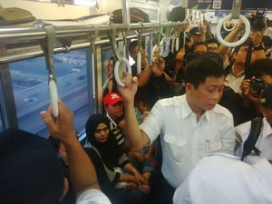 Jonan Bikin Heboh di KRL, dari Foto Bareng Hingga Dilukis Penumpang
